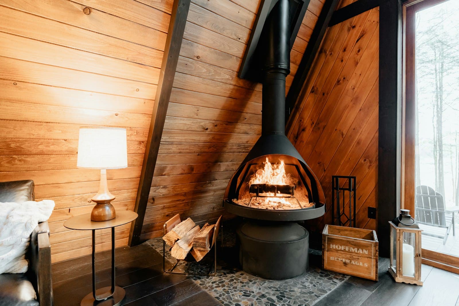 Kamin in einer Hütte. Gas für Heizung